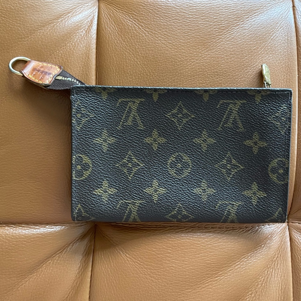 Authentic Louis Vuitton Toilette Pouch - Brown & Tan Traditional Monogram. - Picture 4 of 14